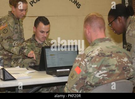 Le s.. Lauren Hiebler, un sous-officier responsable avec la 213e compagnie du personnel, 213e groupe d'appui régional, Washington National Guard de la CPS des trains. Kyle Deyo sur assurance dommages le 5 août au Centre National d'entraînement, Fort Irwin, en Californie l'Équipe de liaison PC 213e victime prend en charge la 56e Stryker Brigade Combat Team au cours de la formation. rotation NTC Le 213e PC EGA participera à un exercice de simulation de bataille au NTC et fera le suivi faux blessés, une documentation complète et d'analyser des statistiques. Banque D'Images