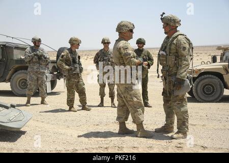 Le colonel Marc Ferraro, 28e Division d'infanterie, commandant du détachement arrière, s'entretient avec le Colonel Michael Wegscheider, commandant de la 56e Stryker Brigade Combat Team, 28e Division d'infanterie, New Jersey Army National Guard, le 5 août au Centre National d'entraînement de Fort Irwin, CCalif. Banque D'Images