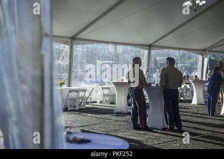 SEATTLE ( 5 août 2018) Les Marines américains à une réception à bord d'un quai de transport amphibie USS Somerset (LPD 25) durant la Semaine de Seattle. Seafair Fleet Week est une célébration annuelle de la mer où les services marins, marines et de la Garde côtière des États-Unis en visite de membres de la Marine et des navires de la Garde côtière et des navires du Canada font de la ville un port d'escale. ( U.S. Marine Corps Banque D'Images