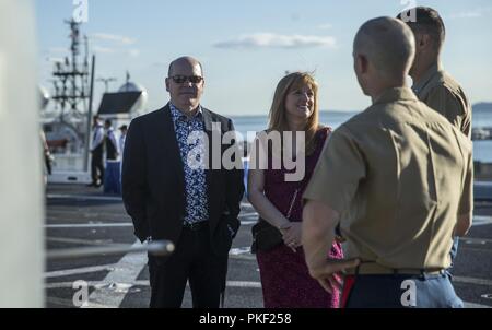 SEATTLE ( 5 août 2018) Les Marines américains et les invités à une réception à bord d'un quai de transport amphibie USS Somerset (LPD 25) durant la Semaine de Seattle. Seafair Fleet Week est une célébration annuelle de la mer où les services marins, marines et de la Garde côtière des États-Unis en visite de membres de la Marine et des navires de la Garde côtière et des navires du Canada font de la ville un port d'escale. ( U.S. Marine Corps Banque D'Images