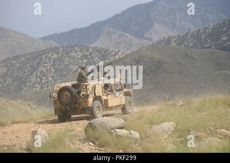 Un soldat de la société aztèque, 2e Bataillon, 23e Régiment d'infanterie, 1ère Stryker Brigade Combat Team, 4e Division d'infanterie, veille à partir de la position du tireur d'un véhicule de mobilité au sol dans l'Est de l'Afghanistan, le 28 juillet 2018. Banque D'Images