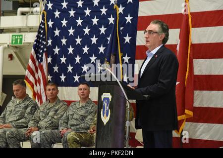 Gouverneur du Dakota du Nord, Doug Burgum parle à un public se sont réunis pour la cérémonie de passation de commandement officielle commémorant le passage de la commande à partir de la 119e Escadre Commandant sortant, le Colonel Britt Hatley à nouveau colonel commandant Darrin Anderson à la North Dakota Air National Guard Base, Fargo, Dakota du Nord, le 4 août 2018. Banque D'Images