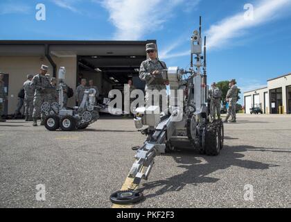 Airman Senior Logan Hein, un chef d'équipe avec la 115e Escadre de chasse, Truax, Wisconsin, exploite un F6 robot à Truax Field le 25 juillet 2018. Hein a été un participant du programme d'orientation 2018 enrôlé junior junior qui permet aux aviateurs enrôlés pour mieux comprendre la mission de toutes les unités de la Garde nationale aérienne du Wisconsin. Banque D'Images