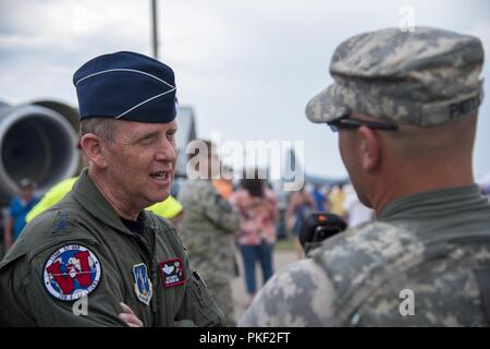 U.S. Air Force, le Général Donald Dunbar, l'adjudant général pour le Wisconsin, discute avec le sergent de l'armée américaine. Sean Patyk, un soldat de la police militaire avec la 32e Compagnie MP à Milwaukee, Wisconsin, à l'EAA AirVenture à Oshkosh, Wisconsin, le 28 juillet 2018. AirVenture est l'une des plus grandes célébrations de l'aviation dans le monde hébergeant environ 30 aéronefs du ministère de la Défense. Banque D'Images