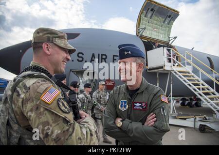 U.S. Air Force, le Général Donald Dunbar, l'adjudant général pour le Wisconsin, discute avec le sergent de l'armée américaine. Andrew Harris, un soldat de la police militaire avec la 32e Compagnie MP à Milwaukee, Wisconsin, à l'EAA AirVenture à Oshkosh, Wisconsin, le 28 juillet 2018. AirVenture est l'une des plus grandes célébrations de l'aviation dans le monde hébergeant environ 30 aéronefs du ministère de la Défense. Banque D'Images