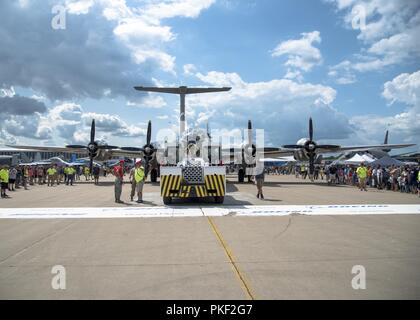 Le sergent-chef de l'US Air Force. Paul Rutz, chef d'équipe avec la 128e Escadre de ravitaillement en vol à Milwaukee, Wisconsin, remorque une B-29 Superfortress à l'aire à l'EAA AirVenture à Oshkosh, Wisconsin, le 28 juillet 2018, alors que Don Obeiter B-29, l'ingénieur de vol à l'EAA, regarde par la fenêtre du cockpit. Personnel d'entretien des aéronefs ont été à l'EAA pour gérer le mouvement du gouvernement fédéral et des aéronefs appartenant à des organismes non fédéraux. Banque D'Images