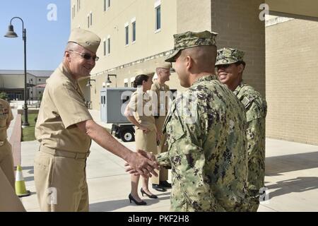 SAN ANTONIO (2 août 2018) Hospital Corpsman 1re classe Joaquin Cruz, instructeur à l'éducation médicale et de formation Campus (CIFM), accueille le Vice-amiral. Forrest Faison, médecin-chef de la Marine et chef de Bureau de la Marine américaine, de la médecine et de la chirurgie au cours de sa visite au Centre de Support de formation en médecine de la Marine. La médecine de la marine est un réseau de soins de santé de 63 000 membres du personnel qui fournit des soins soutien à la US Navy et du Marine Corps, aux anciens combattants et leurs familles dans la cadence élevée des environnements, des installations médicales expéditionnaire, de traitement médical, hôpitaux, cliniques, h Banque D'Images