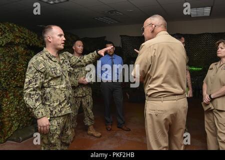 SAN ANTONIO (2 août 2018) Hospital Corpsman 2e classe Ian Hammett, un instructeur avec l'hôpital de base Corpsman (HCB) programme à l'éducation médicale et de formation Campus (CIFM), parle de Vice-amiral. Forrest Faison, médecin-chef de la Marine et chef de Bureau de la Marine américaine, de la médecine et de la chirurgie, au cours de sa tournée d'IMPÔT POUR FRAIS MÉDICAUX. La médecine de la marine est un réseau de soins de santé de 63 000 membres du personnel qui fournit des soins soutien à la US Navy et du Marine Corps, aux anciens combattants et leurs familles dans la cadence élevée des environnements, des installations médicales expéditionnaire, de traitement médical, hôpitaux Banque D'Images
