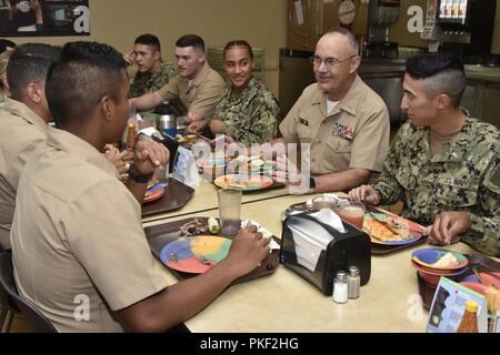 SAN ANTONIO (2 août 2018) Vice-amiral. Forrest Faison, médecin-chef de la Marine et chef de Bureau de la Marine américaine, de la médecine et de la chirurgie, mange à midi avec l'hôpital de base Corpsman (HCB) étudiants à un Joint Base San Antonio de la salle à manger. La médecine de la marine est un réseau de soins de santé de 63 000 membres du personnel qui fournit des soins soutien à la US Navy et du Marine Corps, aux anciens combattants et leurs familles dans la cadence élevée des environnements, des installations médicales expéditionnaire, le traitement médical, les hôpitaux et les cliniques, les navires-hôpitaux et unités de recherche dans le monde entier. Banque D'Images