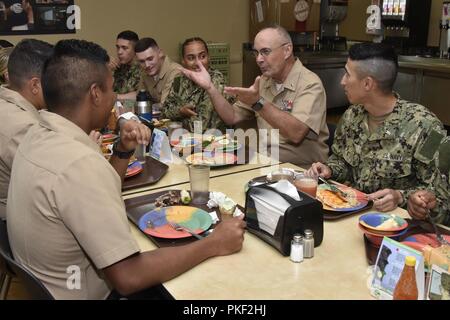 SAN ANTONIO (2 août 2018) Vice-amiral. Forrest Faison, médecin-chef de la Marine et chef de Bureau de la Marine américaine, de la médecine et de la chirurgie, mange à midi avec l'hôpital de base Corpsman (HCB) étudiants à un Joint Base San Antonio de la salle à manger. La médecine de la marine est un réseau de soins de santé de 63 000 membres du personnel qui fournit des soins soutien à la US Navy et du Marine Corps, aux anciens combattants et leurs familles dans la cadence élevée des environnements, des installations médicales expéditionnaire, le traitement médical, les hôpitaux et les cliniques, les navires-hôpitaux et unités de recherche dans le monde entier. Banque D'Images