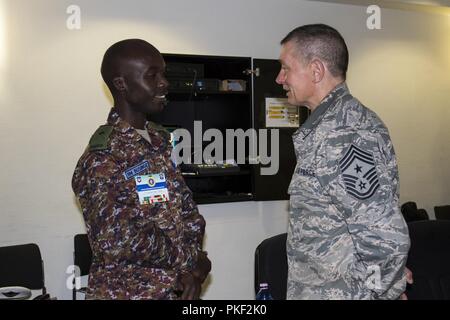 2e LT. Robert Businge, un responsable de la Force aérienne de l'Ouganda, technicien en chef et le sergent-chef. Brian J. Marchessault, Vermont Air National Guard Master Chef Commande Sgt. avoir une discussion au cours de partenariat africain vol à base aérienne de Ramstein, en Allemagne, le 6 août 2018. Le programme du CSA est Air Forces en Afrique le premier ministre du programme de coopération de sécurité avec les pays partenaires africains afin d'améliorer l'aviation militaire, connaissances et compétences. Banque D'Images