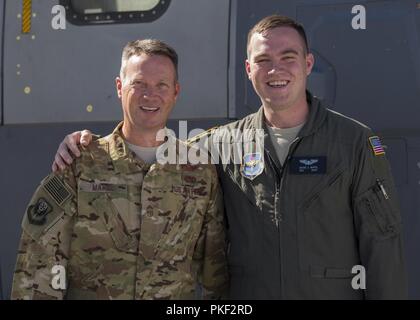 Le chef de l'US Air Force Master Sgt. Mark Mapel, 1er groupe d'opérations spéciales se sont enrôlés en chef des normes et des évaluations, gestionnaire pose avec son fils d'un membre de la 1re classe David Mapel, 58e Escadron de formation CV-22 Osprey mission spéciale étudiant aviator, à Kirtland Air Force Base, N.M., 25 juillet. Airman Mapel, suit les traces de son père, chef Mapel, comme une mission spéciale CV-22 Osprey aviator. Banque D'Images