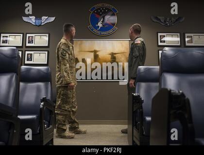 Le chef de l'US Air Force Master Sgt. Mark Mapel, 1er groupe d'opérations spéciales se sont enrôlés en chef des normes et des évaluations, gestionnaire pose avec son fils d'un membre de la 1re classe David Mapel, 58e Escadron de formation CV-22 Osprey mission spéciale étudiant aviator, à Kirtland Air Force Base, N.M., 25 juillet. Airman Mapel, suit les traces de son père, chef Mapel, comme une mission spéciale CV-22 Osprey aviator. Banque D'Images