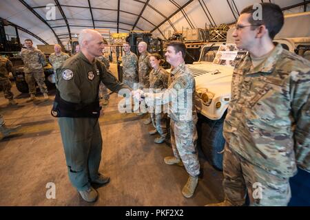 Le commandant de l'Air Mobility Command, le général Carlton D. Everhart II (à gauche), salue des Tech. Le Sgt. Ryan McNary du 123e groupe d'intervention d'urgence au cours d'une visite de la base de la Garde nationale aérienne du Kentucky à Louisville, Ky., août 3, 2018. Le groupe a joué un rôle clé dans les opérations de récupération des ouragans de l'année dernière. Banque D'Images