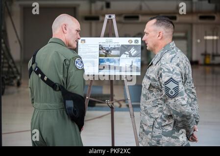 Le commandant de l'Air Mobility Command, le général Carlton D. Everhart II (à gauche), parle avec le capitaine principal Sgt. Mike Delph du 123e groupe de maintenance au cours d'une visite de la base de la Garde nationale aérienne du Kentucky à Louisville, Ky., août 3, 2018. Le groupe a joué un rôle clé dans les opérations de récupération des ouragans de l'année dernière. Banque D'Images