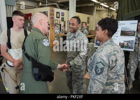 Le commandant de l'Air Mobility Command, le général Carlton D. Everhart II (deuxième à gauche), accueille le s.. Raymond Ray du 123e Escadron de soutien de la Force au cours d'une visite de la base de la Garde nationale aérienne du Kentucky à Louisville, Ky., août 3, 2018. L'escadron a fourni des actifs mobiles cuisine de campagne pour les efforts de rétablissement d'ouragan dans les Caraïbes l'année dernière. Banque D'Images