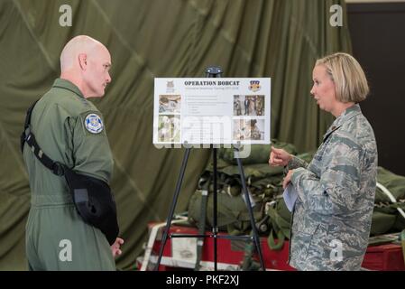 Le commandant de l'Air Mobility Command, le général Carlton D. Everhart II (à gauche), parle le Major Alyson Harris du 123e Groupe médical au cours d'une visite de la base de la Garde nationale aérienne du Kentucky à Louisville, Ky., août 3, 2018. Le groupe a récemment terminé un exercice sur le terrain qui ont fourni plus de 1 millions de dollars de soins de santé sans frais de participation pour les habitants de l'Est du Kentucky. Banque D'Images