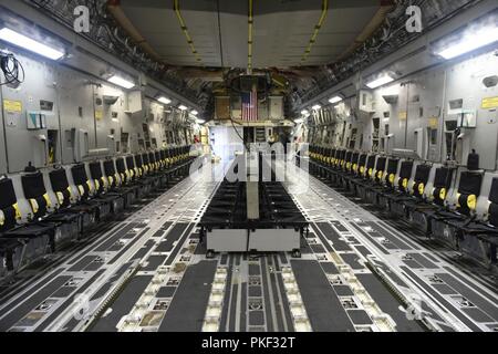 Un vide C-17 Globemaster III appartenant à la 145e Airlift Wing est prête pour le décollage avant le tout premier C-17 mission pour l'unité pour le Pape, alors que l'aérodrome de l'armée au North Carolina Air National Guard Base, Charlotte Douglas International Airport, le 1 août 2018. La mission au Pape Champ est le premier de ce que l'on espère être nombreux, en octobre, le 145e Airlift Wing prévoit commencer à soutenir les missions d'Airdrop avec vols hebdomadaires au Pape Domaine, ramasser des soldats et des marchandises pour les opérations aéroportées. Banque D'Images