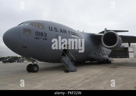 145e Airlift Wing C-17 Globemaster III 0183 est prête pour le décollage avant le tout premier C-17 mission pour l'unité pour le Pape, alors que l'aérodrome de l'armée au North Carolina Air National Guard Base, Charlotte Douglas International Airport, le 1 août 2018. La mission au Pape Champ est le premier de ce que l'on espère être nombreux, en octobre, le 145e Airlift Wing prévoit commencer à soutenir les missions d'Airdrop avec vols hebdomadaires au Pape Domaine, ramasser des soldats et des marchandises pour les opérations aéroportées. Banque D'Images