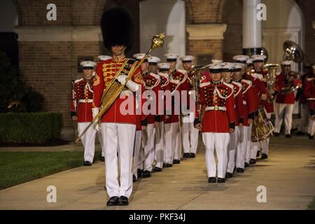 Le sergent d'artillerie principale. Duane F. King, tambour-major, "Le Président", U.S. Marine Band, des marches à pied dans le centre de la bande au cours d'un défilé vendredi soir chez Marine Barracks Washington D.C., 3 août 2018. Les invités d'honneur pour le défilé étaient Mme Ryan Manion, président, Travis Manion Foundation, et le colonel du Corps des Marines américain Tom Manion, retraité, président émérite, Travis Manion Foundation. L'accueil a été le général Michael G. Dana, directeur, le personnel du Corps des Marines. Banque D'Images