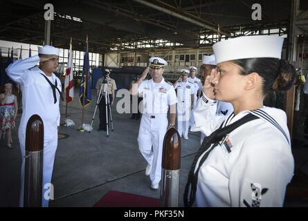 Les invités arrivent pour le changement officiel de commandement Naval Base Coronado à bord, où le Capitaine Tim Slentz soulagé le Capitaine Scott T. Mulvehill, le 1 août. Naval Base Coronado est un conglomérat de huit installations navales s'étendant de l'île San Clemente, situé à 70 kilomètres à l'ouest de San Diego, à l'établissement de formation à la guerre La Posta, situé à 60 miles à l'est de San Diego. La base a pour mission d'appuyer et former les héros de l'Amérique. Banque D'Images