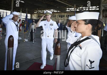 Les invités arrivent pour la cérémonie de passation de commandement à bord de Naval Base Coronado, où le Capitaine Tim Slentz soulagé le Capitaine Scott T. Mulvehill, le 1 août. Naval Base Coronado est un conglomérat de huit installations navales s'étendant de l'île San Clemente, situé à 70 kilomètres à l'ouest de San Diego, à l'établissement de formation à la guerre La Posta, situé à 60 miles à l'est de San Diego. La base a pour mission d'appuyer et former les héros de l'Amérique. Banque D'Images