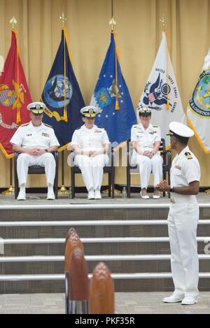 Le Contre-amiral Tina Davidson, infirmière canadienne, US Navy, prend le commandement de la marine de l'enseignement de la médecine, de la formation et de la logistique de commande Le Contre-amiral Rebecca McCormick-Boyle Antonio-Fort à Joint Base San Sam Houston, Texas, 3 août 2018. Le Vice-amiral C. Forrest Faison, III, chirurgien général de la marine, a présidé la cérémonie de temps honoré. Banque D'Images