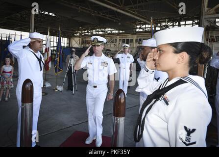 Les invités arrivent pour la cérémonie de passation de commandement à bord de Naval Base Coronado, où le Capitaine Tim Slentz soulagé le Capitaine Scott T. Mulvehill, le 1 août. Naval Base Coronado est un conglomérat de huit installations navales s'étendant de l'île San Clemente, situé à 70 kilomètres à l'ouest de San Diego, à l'établissement de formation à la guerre La Posta, situé à 60 miles à l'est de San Diego. La base a pour mission d'appuyer et former les héros de l'Amérique. Banque D'Images