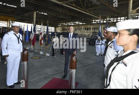 Les invités arrivent pour la cérémonie de passation de commandement à bord de Naval Base Coronado, où le Capitaine Tim Slentz soulagé le Capitaine Scott T. Mulvehill, le 1 août. Naval Base Coronado est un conglomérat de huit installations navales s'étendant de l'île San Clemente, situé à 70 kilomètres à l'ouest de San Diego, à l'établissement de formation à la guerre La Posta, situé à 60 miles à l'est de San Diego. La base a pour mission d'appuyer et former les héros de l'Amérique. Banque D'Images