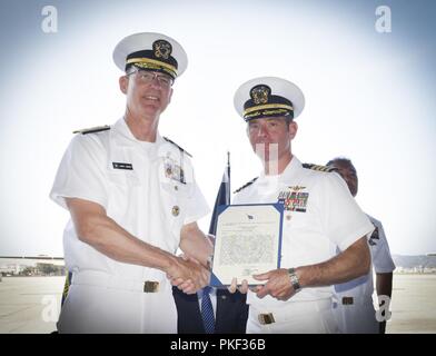 Région Sud-ouest de la marine Commandant Adm arrière. Yancy Lindsay présente le Capitaine Scott T. Mulvehill, Naval Base Coronado commandant avec un prix lors de la cérémonie de passation de commandement. Au cours de la cérémonie Mulvehill a cédé le commandement au Capitaine Tim Slentz. Naval Base Coronado est un conglomérat de huit installations navales s'étendant de l'île San Clemente, situé à 70 kilomètres à l'ouest de San Diego, à l'établissement de formation à la guerre La Posta, situé à 60 miles à l'est de San Diego. La base a pour mission d'appuyer et former les héros de l'Amérique. Banque D'Images