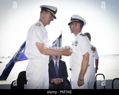 Région Sud-ouest de la marine Commandant Adm arrière. Yancy Lindsay présente le Capitaine Scott T. Mulvehill, Naval Base Coronado commandant avec un prix lors de la cérémonie de passation de commandement. Au cours de la cérémonie Mulvehill a cédé le commandement au Capitaine Tim Slentz. Naval Base Coronado est un conglomérat de huit installations navales s'étendant de l'île San Clemente, situé à 70 kilomètres à l'ouest de San Diego, à l'établissement de formation à la guerre La Posta, situé à 60 miles à l'est de San Diego. La base a pour mission d'appuyer et former les héros de l'Amérique. Banque D'Images