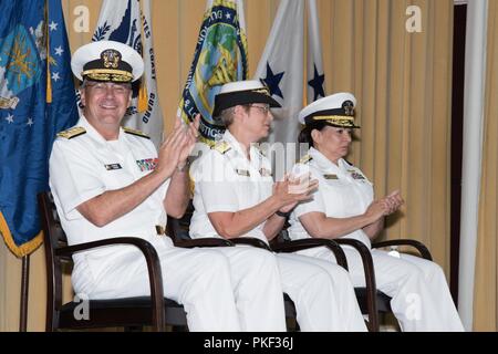 Le Contre-amiral Tina Davidson, infirmière canadienne, US Navy, prend le commandement de la marine de l'enseignement de la médecine, de la formation et de la logistique de commande Le Contre-amiral Rebecca McCormick-Boyle Antonio-Fort à Joint Base San Sam Houston, Texas, 3 août 2018. Le Vice-amiral C. Forrest Faison, III, chirurgien général de la marine, a présidé la cérémonie de temps honoré. Banque D'Images