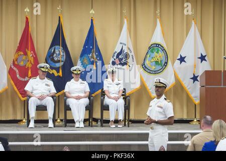 Le Contre-amiral Tina Davidson, infirmière canadienne, US Navy, prend le commandement de la marine de l'enseignement de la médecine, de la formation et de la logistique de commande Le Contre-amiral Rebecca McCormick-Boyle Antonio-Fort à Joint Base San Sam Houston, Texas, 3 août 2018. Le Vice-amiral C. Forrest Faison, III, chirurgien général de la marine, a présidé la cérémonie de temps honoré. Banque D'Images