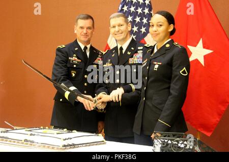 Le brig. Le général Todd Royar, commandant par intérim de la 101st Airborne Division, le Colonel Andras Marton et Pvt. Talia Faircloth, Cabinet du Juge-avocat, l'appui du siège, Siège de l'entreprise et de l'Administration centrale, du bataillon 101st Airborne Division (Air Assault) posent pour une photo lors d'un gâteau symbolique à Cole Park communes Centre de conférence Fort Campbell, Kentucky, le 27 juillet. Le gâteau a été coupé en commémoration du 243e anniversaire de l'United States Army Judge Advocate General's Corps. Banque D'Images