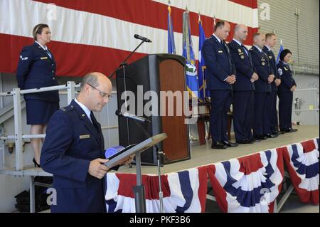 L'aumônier de la Garde nationale aérienne de l'Oregon Le Capitaine Bob Edwards (à gauche) fournit l'invocation au cours de la 142e Escadre de chasse cérémonie de passation de commandement, le 5 août 2018, la base de la Garde nationale aérienne de Portland, Oregon. Banque D'Images