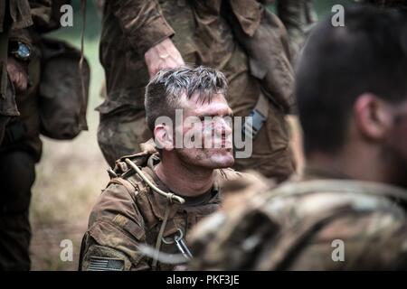 Soldat de l'Armée américaine affecté à 1er Bataillon, 27e Régiment d'infanterie 'Wolfhounds', l'équipe de combat de la 2e Brigade d'infanterie, 25e Division d'infanterie, à l'écoute au lieutenant-colonel Louis Kangas, commandant de bataillon, au cours d'une analyse après action à la conclusion d'une exercice de tir réel à Schofield Barracks, Missouri, le 3 août 2018. L'exercice fait partie d'une progression globale de formation afin de maintenir la préparation au combat en préparation d'un Joint Readiness Training Centre rotation plus tard cette année. Banque D'Images