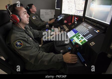 Un équipage de la 163d'aile, la Californie attaque Air National Guard, voler un MQ-9 Reaper avions téléguidés au feu complexe de Mendocino en Californie du Nord, le 4 août 2018, au cours d'une mission d'appui d'organismes d'état. L'équipage a effectué les analyses de périmètre d'incendie et contrôles sur place sur le brasier, qui englobe le Ranch et la rivière de forêt et continue de croître. Banque D'Images