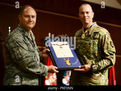 Le major-général Michael E. Stencel (à gauche), adjudant général, Oregon, présente le brigadier. Le général William J. Edwards, commandant de la composante terrestre sortant, avec l'Oregon Distinguished Service Award lors de la cérémonie de passation de commandement, le 4 août 2018, au Camp Withycombe dans Clackamas, Oregon. Edwards a été honoré pour son service en tant que commandant de la composante terrestre de la Garde nationale de l'Oregon depuis avril 2016. Edwards passe à sa prochaine affectation en tant que commandant des opérations nationales conjointes (commande de l'adjudant général adjoint). ( Banque D'Images