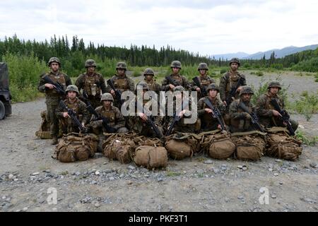 Marines avec la Compagnie Charlie, 1er Bataillon, 24e Régiment de Marines, posent pour une photo de groupe après avoir participé à la 4e Division de marines à la compétition annuelle de peloton de Joint Base Elmendorf-Richardson, Anchorage, Alaska, le 5 août 2018. Trois 14-man d'infanterie ont effectué une compétition de 48 heures avec des réserves limitées et des équipements à travers un vaste champ. Banque D'Images