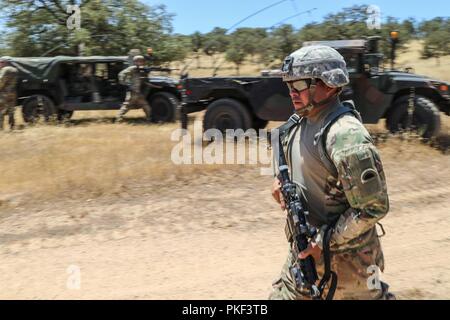Avec les soldats du 2e Bataillon, 162e Régiment d'infanterie, 41ème Infantry Brigade Combat Team (IBCT), l'Oregon Army National Guard réagissant à la pratique contact et mettre en place leurs systèmes de mortier le 25 juillet 2018 au cours d'un exercice d'entraînement sur le terrain connu sous le nom d'entraînement au combat exportables (Capacité) XCTC au Camp Roberts, Californie Le champ de brigade d'entraînement est conçu pour certifier la compétence de peloton dans toute la brigade en coordination avec l'armée d'abord. "Cet exercice permet à nos unités formées et prêtes pour des missions fédérales et qui mise sur la formation de la brigade par rapport à l'année dernière, l'exercice pour les soldats" sa Banque D'Images