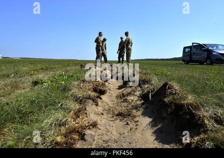 Les aviateurs américains affectés au 435e groupe d'évaluer le Plan d'intervention une ornière généré par un avion qui atterrit sur la base aérienne de Powidz, Pologne, le 1 août 2018. Zone de débarquement des équipages d'établissement des études de site, des évaluations, et la construction de pistes de terre et airdrop cibles dans une variété d'environnements austères. Banque D'Images