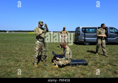 Les aviateurs américains affectés à la 435ème Groupe d'intervention d'urgence utiliser un pénétromètre pour mesurer la portance du sol sur une zone d'atterrissage à la base aérienne de Powidz, Pologne. L'estimation de la portance du sol est l'une des premières mesures à prendre dans l'établissement de zones de dépôt et d'atterrissage. Banque D'Images