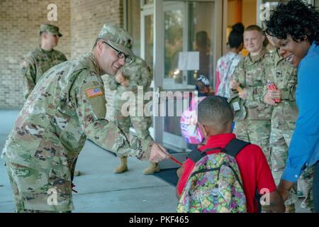 Des soldats Spartan 6e Escadron, 8e régiment de cavalerie blindée, 2e Brigade Combat Team, 3e Division d'infanterie, bienvenue les enfants entrant sur leur première journée d'école de Hinesville, ga., août 6. Banque D'Images