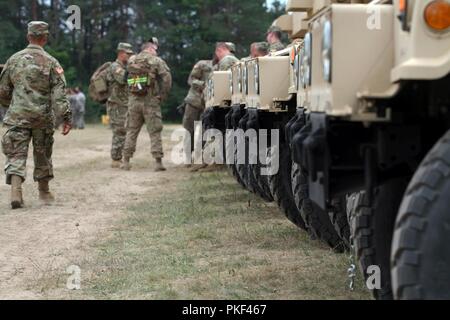 Les soldats de la 294e Compagnie médicale basée à Washington, Iowa socialiser pendant quelques minutes avant que les soldats et aviateurs canadiens commencent à effectuer de la formation d'évacuation médicale le 6 août 2018, le camp de l'Arctique, au Michigan. Le 294 Medical Co. est la formation à l'appui de Northern Strike 18, une garde nationale parrainée par le Bureau de l'exercice réunissant les membres en service de nombreux États, plusieurs branches de service et un certain nombre de pays de la coalition au cours des trois premières semaines d'août 2018 au Camp d'entraînement aux Manœuvres conjointes de l'ombre et le Centre d'Alpena préparation au combat au Centre, tous deux situés dans le nord Banque D'Images