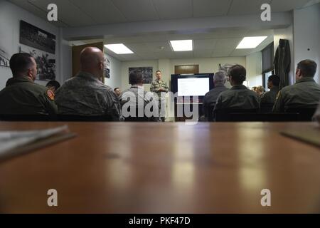 California Air National Guard Le Lieutenant-colonel Mike Holdcroft, 170e Escadron de soutien opérationnel, le commandant dirige une mission de contrôle en amont à la séance d'information le 4 août 2018 à Offutt Air Force Base, Nebraska. Holdcroft était le commandant du RC-135V/W week-end mixte Rivet sortie de formation avec un équipage de vol et de mission constitués presque exclusivement de réserve aviateurs. L'objectif de l'exposé prévol est de communiquer une image opérationnelle commune de renseignements météorologiques et aéronautiques pour l'équipage nécessaire à la conduite d'un vol sûr et efficace. Banque D'Images