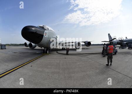 55e Escadron de maintenance des aéronefs d'aviateurs utilisent un ground air panier pour lancer le RC-135V/W Mixte Rivet CFM International les quatre F108-CF-201 des turboréacteurs à contourner le 5 août 2018 à Offutt Air Force Base, Nebraska.L'avion est une modification C-135. Le Rivet du commun des modifications sont principalement liées à sa suite de détection, qui permet à l'équipage de détecter, d'identifier et de géolocaliser signaux à travers le spectre électromagnétique. L'équipage peut alors transmettre l'information recueillie dans une variété de formats à un large éventail de consommateurs grâce à l'importante communauté mixte de rivet Banque D'Images