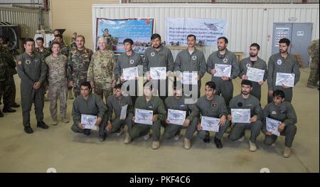 L'AÉRODROME DE KANDAHAR, Afghanistan (8 mai 2018) -- Les diplômés des cours de Qualification Mission UH-60 afficher leur certificat de formation avec le Major Afghan Mahtabudin Safi, UH-60 Blackhawk Squadron Commander, U.S. Air Force Le Colonel Chris Goodyear, 738e Corps expéditionnaire de l'air, commandant du Groupe consultatif, le général Afghan Abdul Raziq Sherzai, commandant de l'Escadre aérienne de Kandahar, et le général de l'US Air Force Barre Seguin, OTAN Afghanistan et 9e corps expéditionnaire aérien et spatial commandant de la Force opérationnelle interarmées en Afghanistan, après la conclusion d'une remise de diplômes le 6 août 2018, l'aérodrome de Kandahar, Afghanistan. Les diplômés