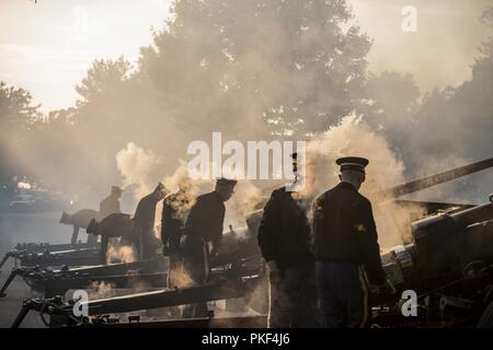 Les soldats de l'infanterie américaine 3d (Régiment de la vieille garde) Salut présidentielle conduite Batterie vide une équipe d'incendie forer à côté de l'article 37 au Cimetière National d'Arlington, Arlington, Virginie, le 7 août 2018. Les feux de peloton de salves de canon en l'honneur du président des États-Unis, la visite de dignitaires étrangers et invités officiels des États-Unis. Sa principale mission est de rendre honneur à des cérémonies militaires, y compris les funérailles à l'ANC. Le peloton est équipée de 10 M5, 75mm canons antichars monté sur l'obusier M6 transport. Banque D'Images