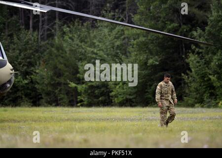 Deux hélicoptères Blackhawk de l'UH-60 et deux hélicoptères CH-47 Chinook du 2e Bataillon, 135e Régiment d'aviation, la Compagnie Alpha, Denver, Colorado, partir pour une station-service, après une longue journée de formation à Northern Strike 18, Alpena préparation au combat au Centre, Alpena, Michigan, le 6 août 2018. 18 Northern Strike est une Garde nationale parrainée par le Bureau de l'exercice réunissant les membres en service de nombreux États, plusieurs branches de service et un certain nombre de pays de la coalition au cours des trois premières semaines d'août 2018 au Camp d'entraînement aux Manœuvres conjointes de l'ombre et le Centre d'Alpena préparation au combat Banque D'Images