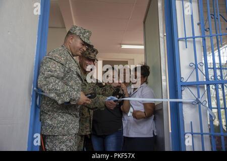 Le colonel des marines américain Michael Oppenheim et le lieutenant-colonel d'infanterie de marine colombienne Erick Del Rio, le commandant et le commandant adjoint du Groupe de travail air-sol marin - région Sud, a coupé le ruban et remettre les clefs à une clinique de l'SPMAGTF-SC reconstruite pour la communauté de La Paz, au Guatemala, le 6 août 2018. Les Marines et les marins d'SPMAGTF-SC mènent la coopération de sécurité et de formation projets d'ingénierie avec des forces militaires de la nation d'Amérique centrale et du Sud. L'unité est également prêt à fournir une aide humanitaire et secours en cas de catastrophe dans le même Banque D'Images